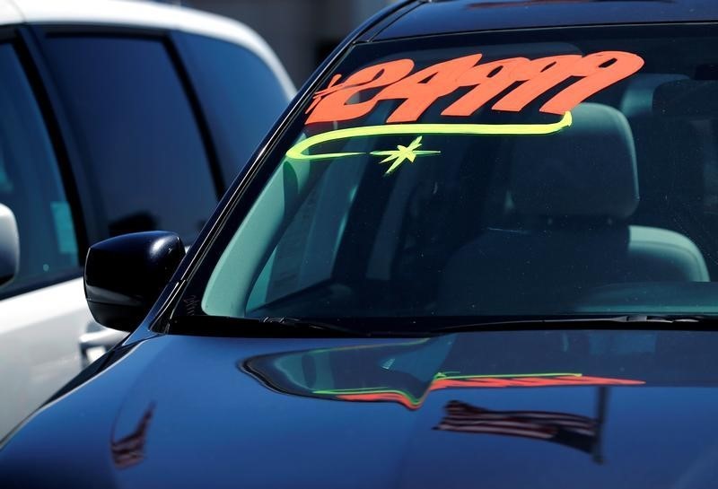 © Reuters. Automobiles are shown for sale at a car dealership in Carlsbad, California