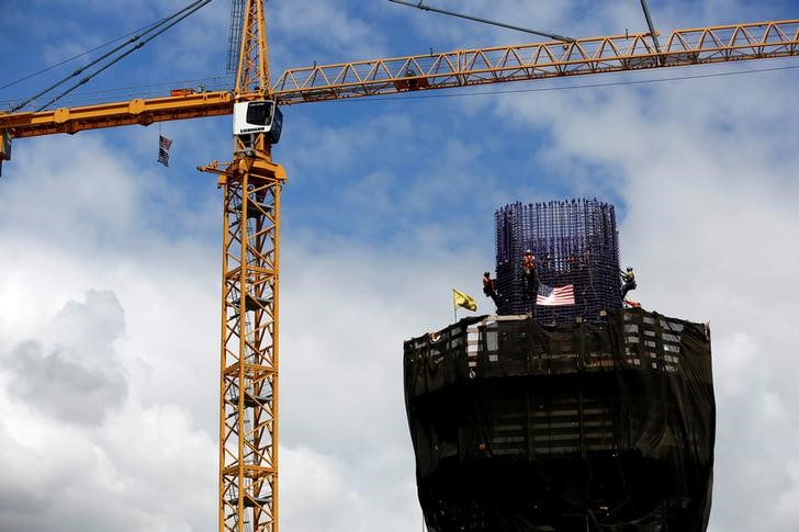 © Reuters. Workers build a bridge pillar in Long Beach