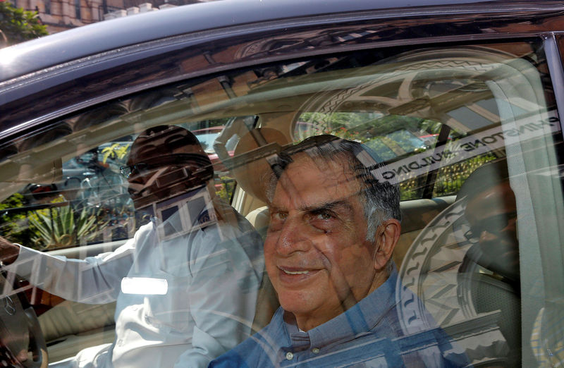 © Reuters. Ratan Tata, interim chairman of India's Tata group, looks on from inside his vehicle after leaving his office building in Mumbai