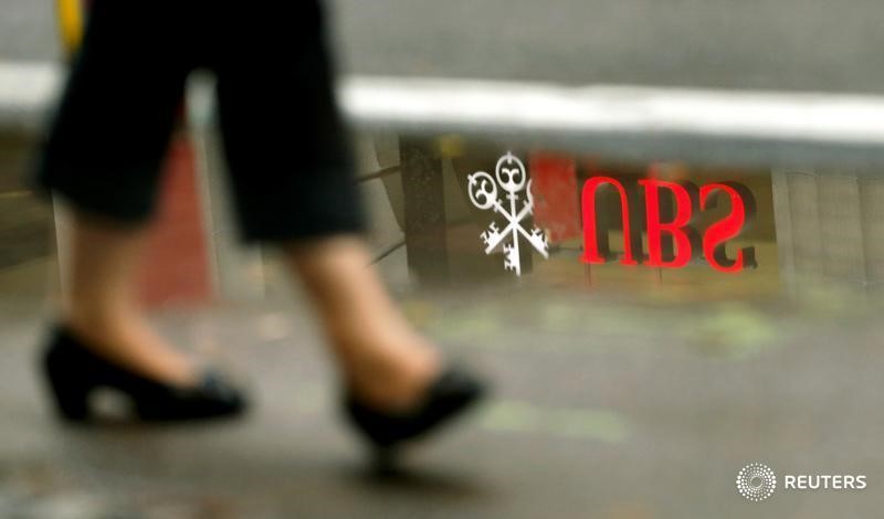 © Reuters. Logo of Swiss bank UBS is seen on a building in Zurich