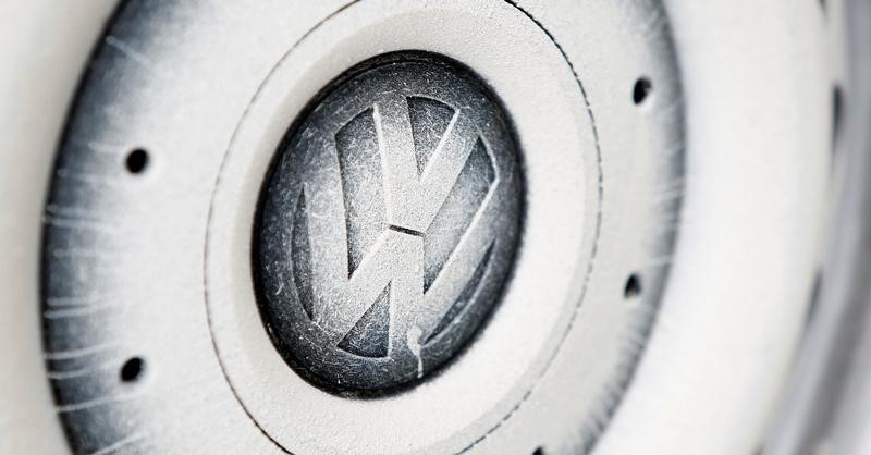 © Reuters. Volkswagen logo is seen on wheel in Grafenwoehr