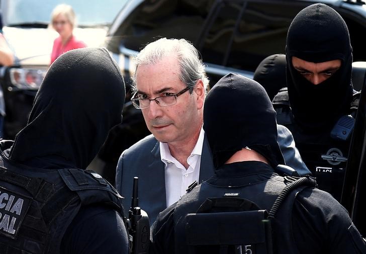 © Reuters. Ex-presidente da Câmara dos Deputados, Eduardo Cunha, é escoltado por policiais federais ao deixar o Instituto Médico Legal em Curitiba