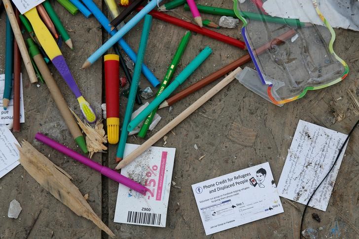 © Reuters. Lápis e cartões abandonados em escola em Calais