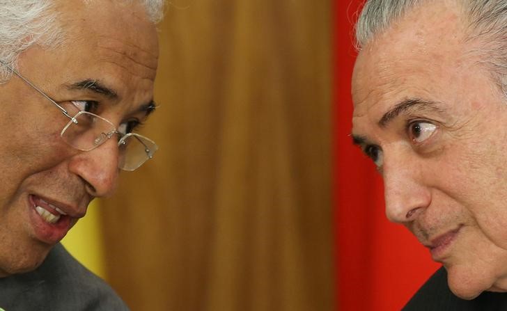 © Reuters. Primeiro-ministro de Portugal, António Costa, conversa com o presidente Michel Temer no Palácio do Planalto, em Brasília