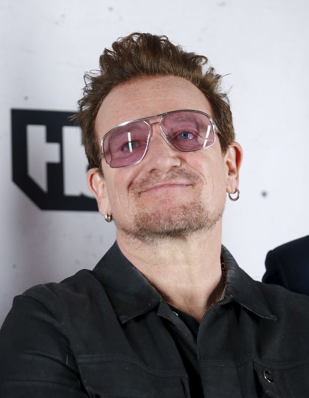 © Reuters. Vocalista do U2, Bono, posa para fotos nos bastidores de premiação na Califórnia