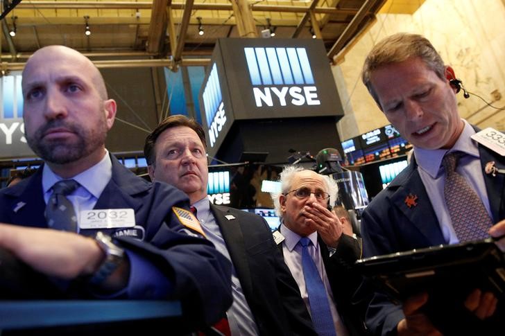 © Reuters. Traders work on the floor of the NYSE