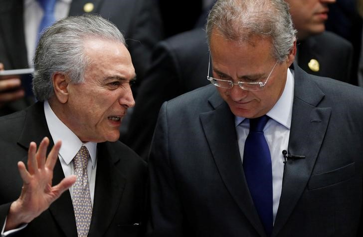 © Reuters. Presidente Michel Temer e presidente do Senado, Renan Calheiros, conversam no Senado, em Brasília