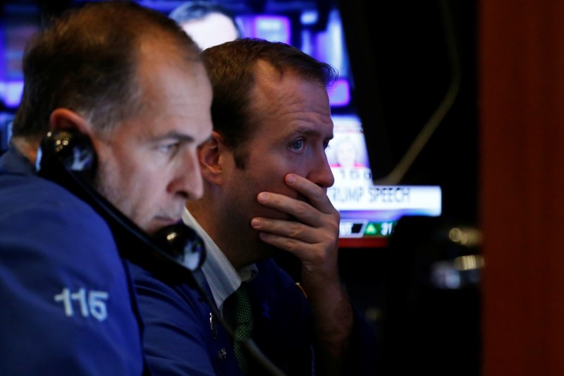 © Reuters. Traders work on the floor of the NYSE