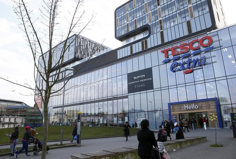 © Reuters. People walk past a Tesco Extra store in Woolwich, southeast London