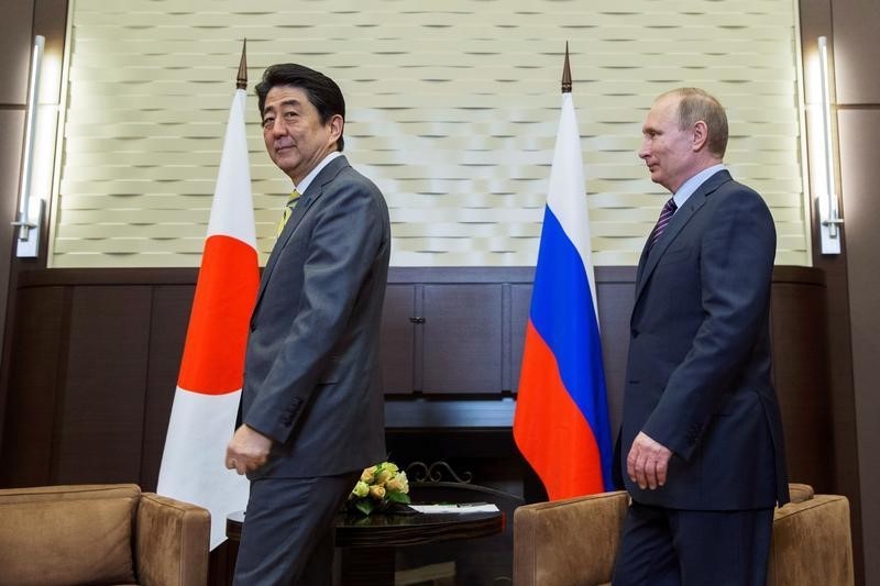 © Reuters. Russian President Putin meets Japanese Prime Minister Abe in Sochi