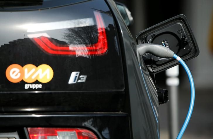 © Reuters. An ecolocial re-fuelling power station for e-cars is pictured in the historic city centre of the western German city of Koblenz