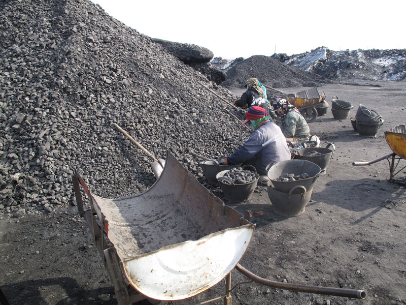 © Reuters. Workers are seen at Shuangyashan Mine, owned by Longmay Group, in Shuangyashan