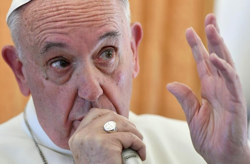 © Reuters. بابا الفاتيكان يقول لن تكون هناك كاهنات أبدا