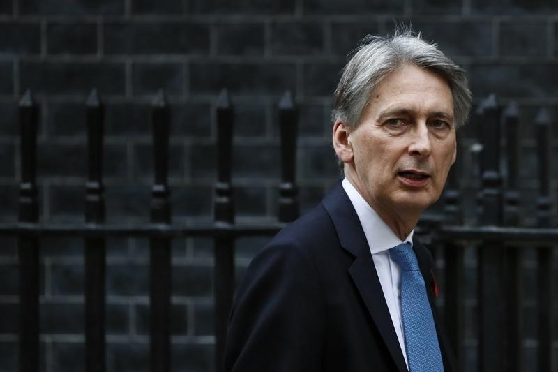 © Reuters. صحيفة: وزير المالية البريطاني يرغب في إتاحة مجال للتحفيز المالي حال تضرر الاقتصاد