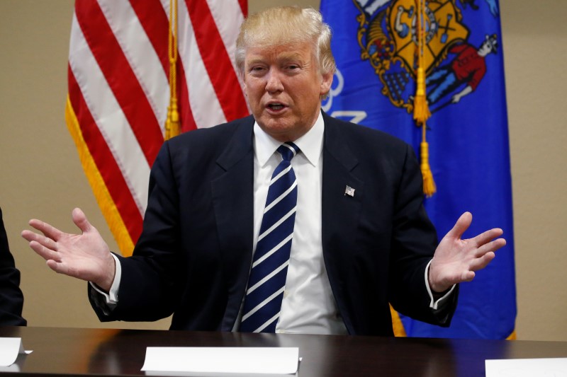 © Reuters. Republican presidential nominee Donald Trump attends a campaign roundtable with small business leaders in Altoona