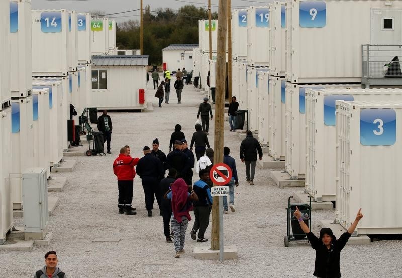 © Reuters. فرنسا تبدأ نقل الأطفال المهاجرين من كاليه إلى مراكز استقبال