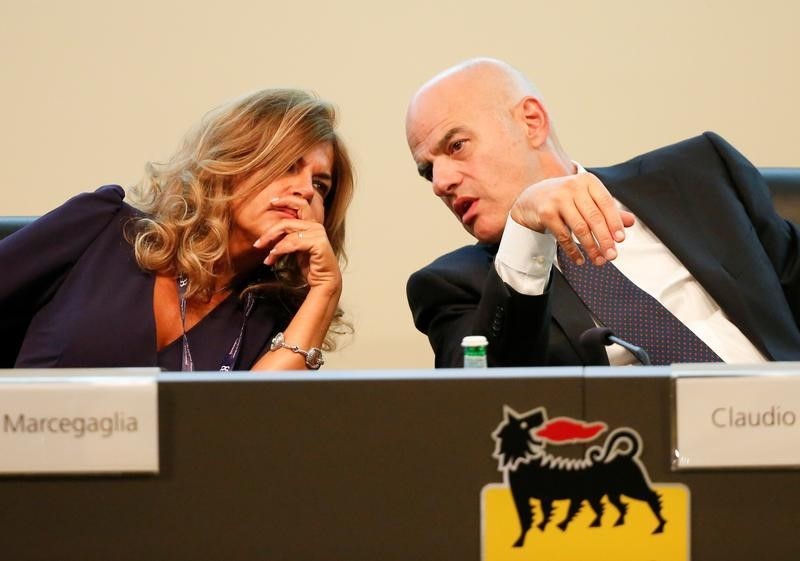 © Reuters. Eni's Chairman Emma Mercegaglia and Claudio Descalzi, CEO of ENI, chat during a meeting at the Eni Congress Center in Rome