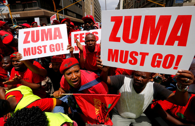 © Reuters. Protestors call for the removal of President Jacob Zuma outside court in Pretoria, South Africa