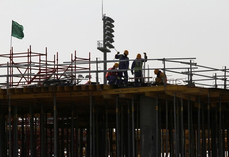 © Reuters. تراجع شكاوي العاملين في قطر منذ بدء دفع الأجور إلكترونيا