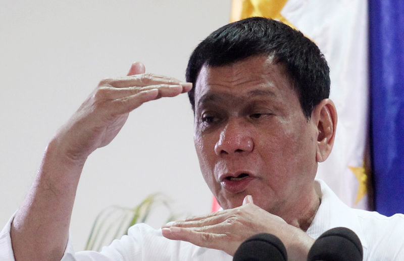 © Reuters. Philippine President Rodrigo Duterte gestures while answering questions during a news conference in Davao city