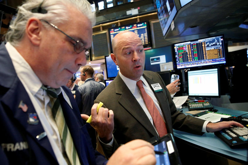 © Reuters. Traders work on the floor of the NYSE