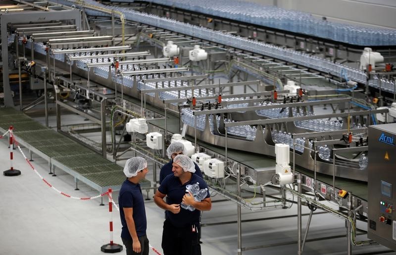 © Reuters. Workers are seen in the Nestle Vera water smart factory in Castrocielo