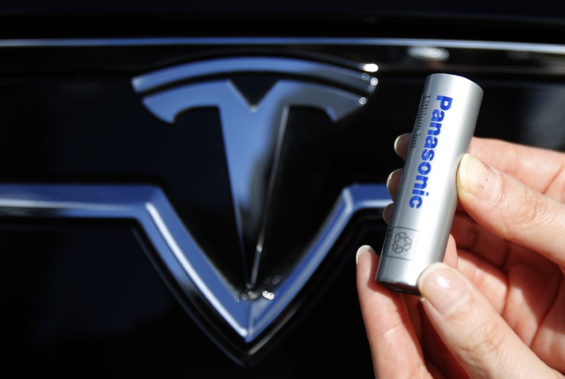 © Reuters. A Panasonic Corp's lithium-ion battery is pictured with Tesla Motors logo in Tokyo