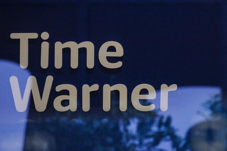 © Reuters. Логотип Time Warner в магазине в Нью-Йорке