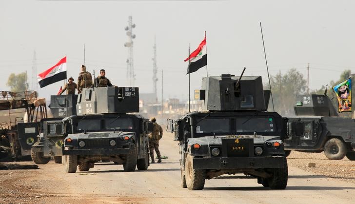 © Reuters. القوات العراقية تتقدم صوب بلدة اتهم المتشددون بإعدام سجناء فيها