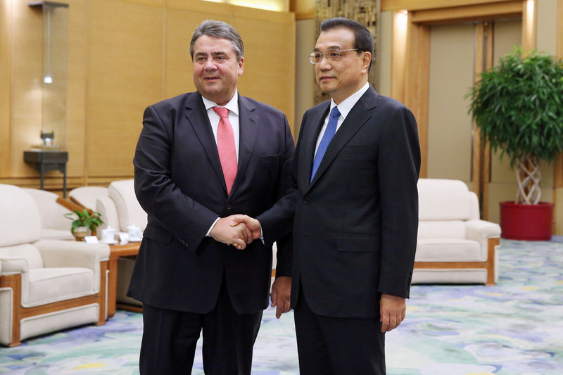 © Reuters. German Economy Minister Sigmar Gabriel shakes hands with Chinese Premier Li Keqiang ahead of their meeting at the Great Hall of the People in Beijing