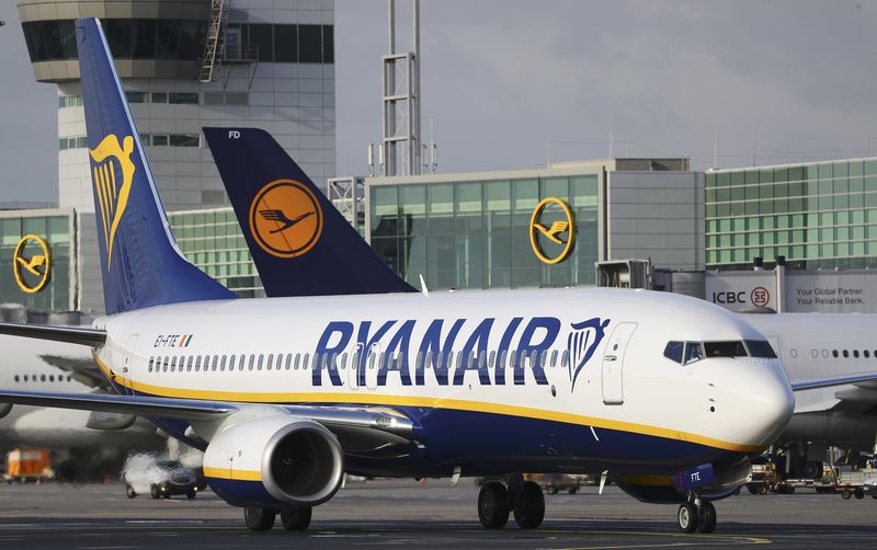 © Reuters. A Ryanair aircraft taxis at Fraport airport in Frankfurt