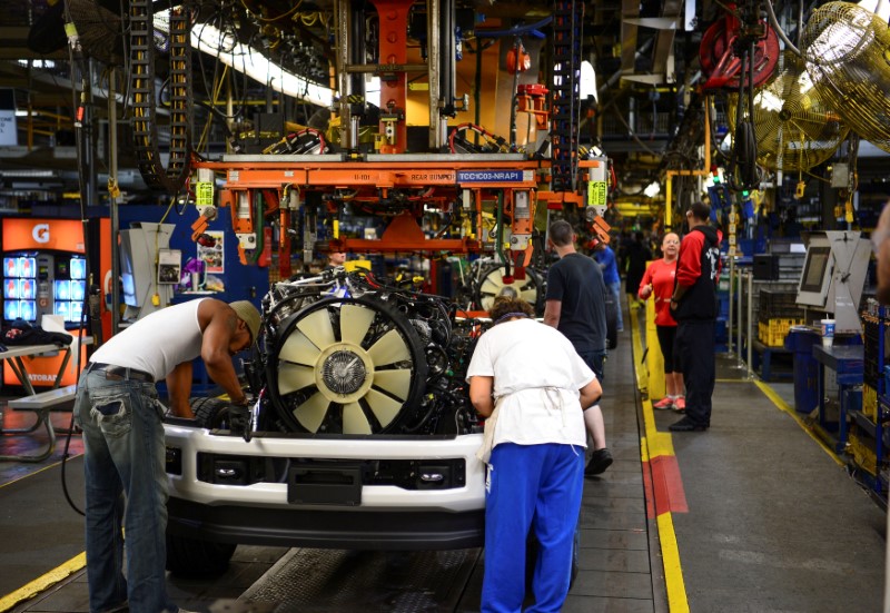 © Reuters. Workers assemble a Ford truck at the new Louisville Ford truck plant in Louisville