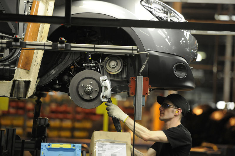 © Reuters. A Nissan technician prepares a Qashqai car at the company's plant in Sunderland