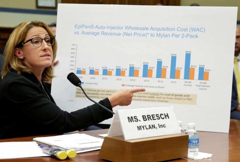 © Reuters. Mylan NL CEO Heather Bresch testifies before a House Oversight and Government Reform Committee hearing on the Rising Price of EpiPens at the Capitol in Washington