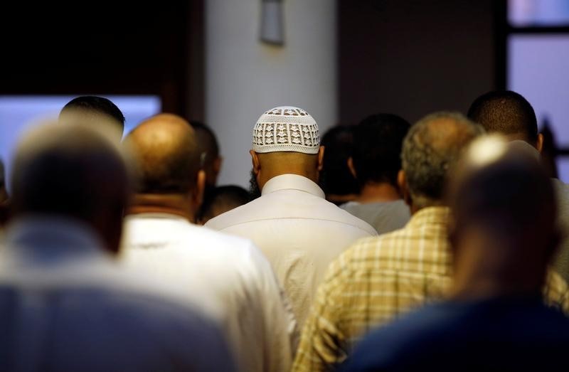 © Reuters. QUATRE MOSQUÉES FERMÉES POUR PRATIQUE DE PRÊCHES RADICALES