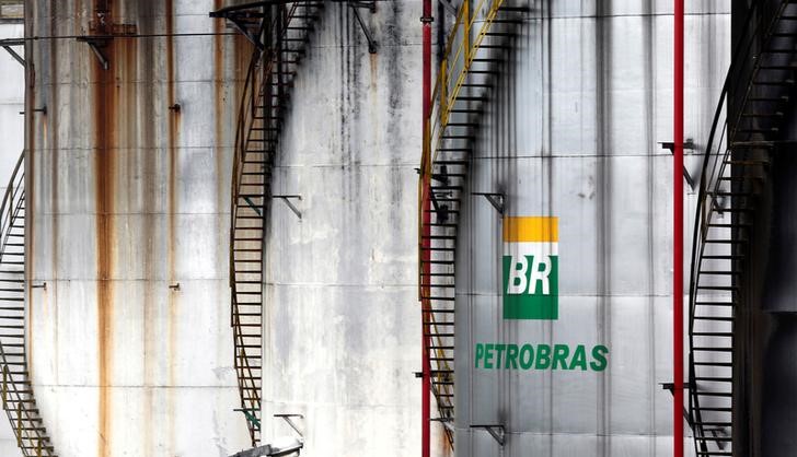 © Reuters. The logo of Brazil's state-run Petrobras oil company is seen on a tank in Cubatao