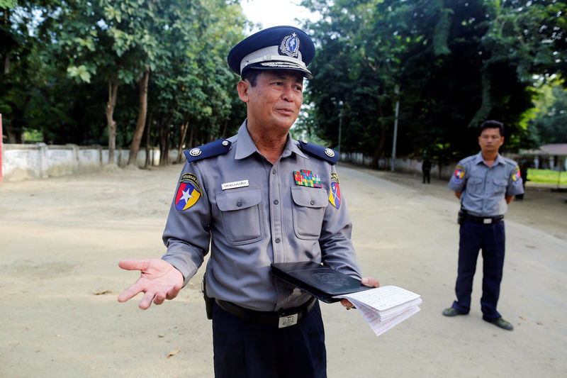 © Reuters. Border guard police force chief  Police Major General Thura San Lwin talks to the media in front of their headquarters in Kyee Kan Pyin village outside Maungdaw