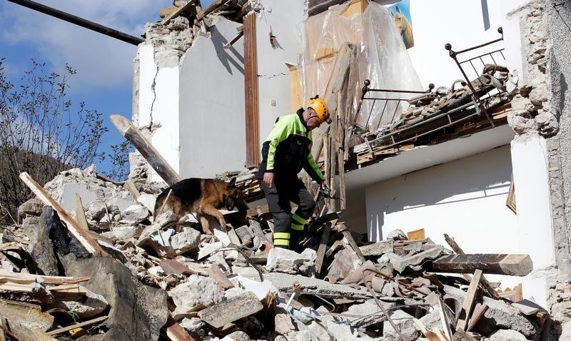 © Reuters. هيئة المسح الجيولوجي الأمريكية: زلزال قوته 5 درجات يضرب وسط إيطاليا
