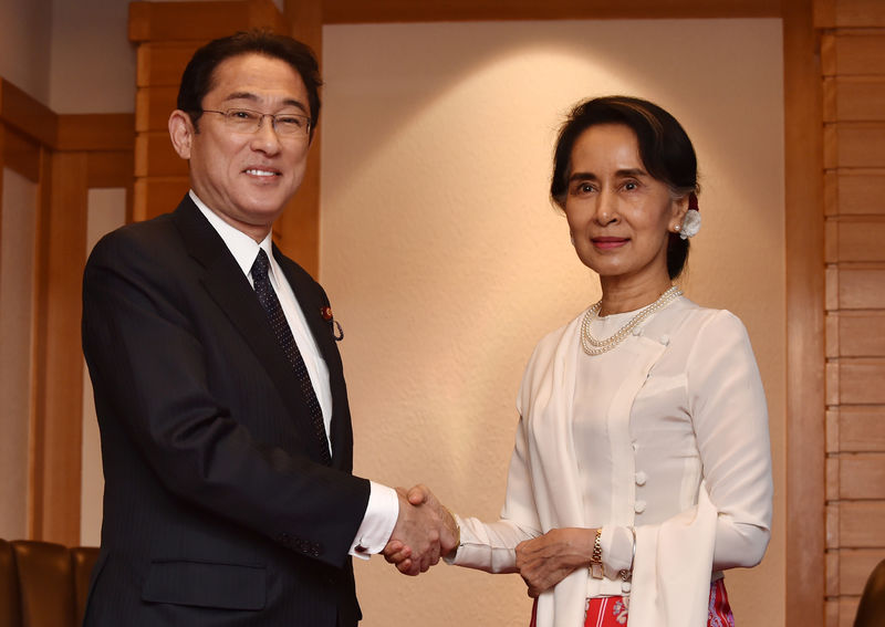 © Reuters. Myanmar State Counselor Aung San Suu Kyi shakes hands with Japan's Foreign Minister Fumio Kishida prior to their talks at a hotel in Tokyo