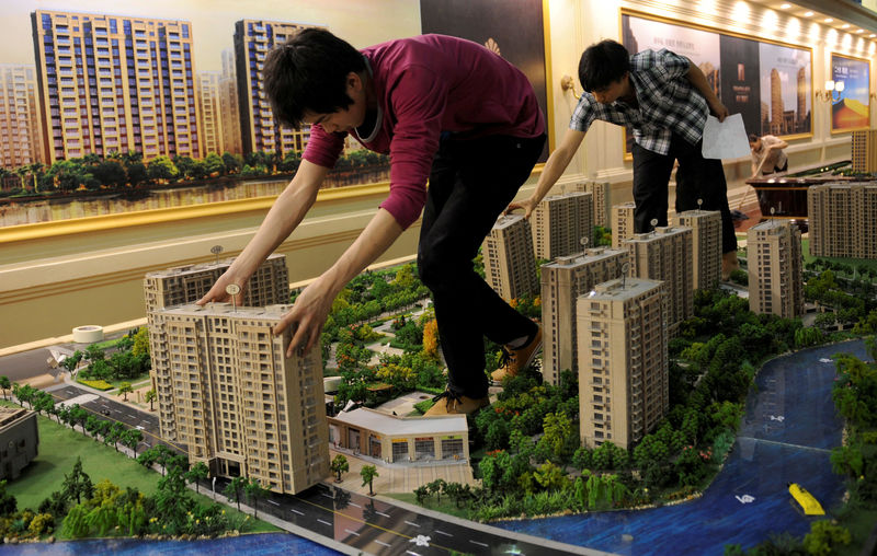 © Reuters. Employees set up model apartments as they prepare a real estate exhibition in Hangzhou