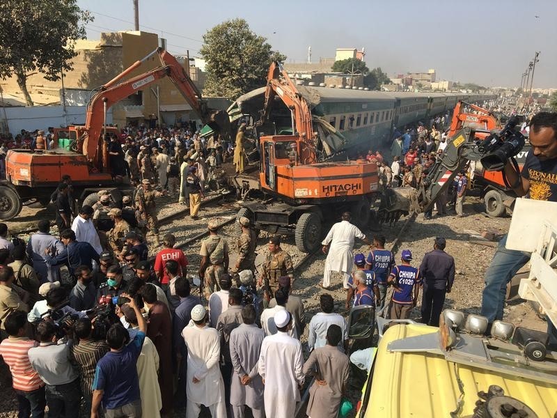 © Reuters. مسؤول طبي: مقتل 11 شخصا في حادث تصادم قطارين بباكستان
