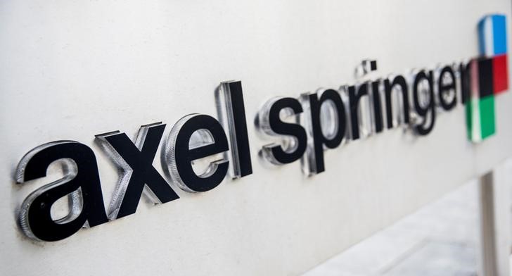 © Reuters. Logo of German publisher Axel Springer is seen outside its headquarters in Berlin