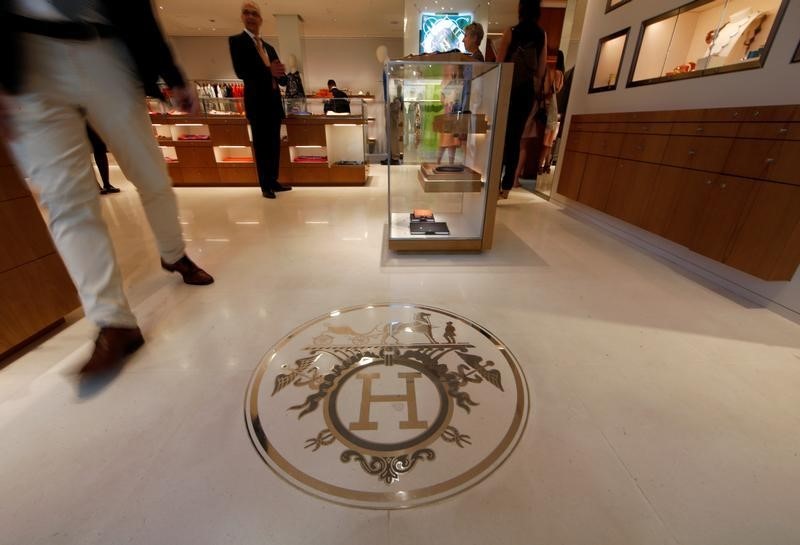 © Reuters. LA CROISSANCE D'HERMÈS EN LÉGÈRE HAUSSE AU 3E TRIMESTRE