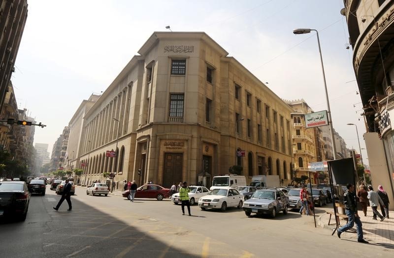 © Reuters. مصرفيون: المركزي المصري يطرح 4 مليارات دولار في عطاء استثنائي