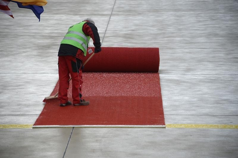 © Reuters. A worker cleans red carpet ahead of U.S. President Obama visit to Hanover