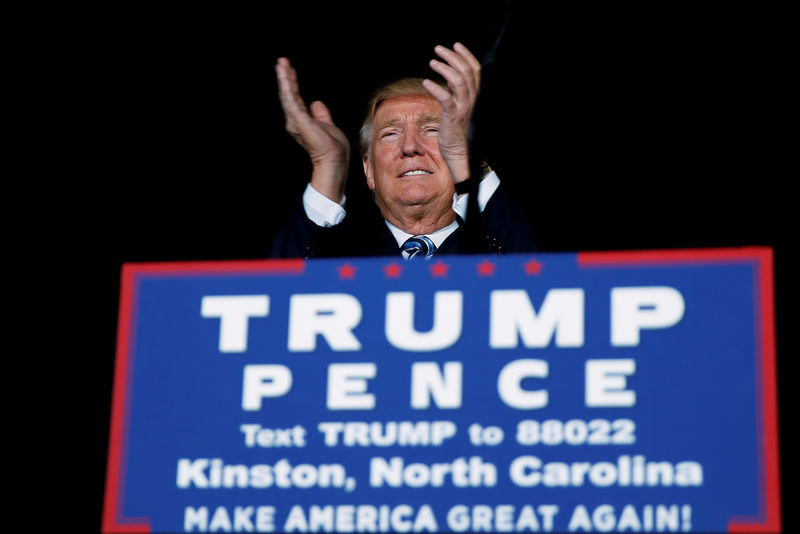 © Reuters. Republican presidential nominee Donald Trump attends a campaign event on the tarmac of the airport in Kinston