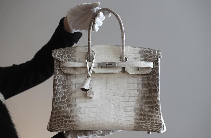 © Reuters. Демонстрация редкой сумки Hermes перед аукционом Christie's в Париже