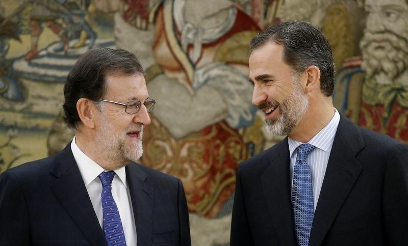 © Reuters. Rajoy desvelará su nuevo Gobierno tras reunirse con el rey a las 1800 horas