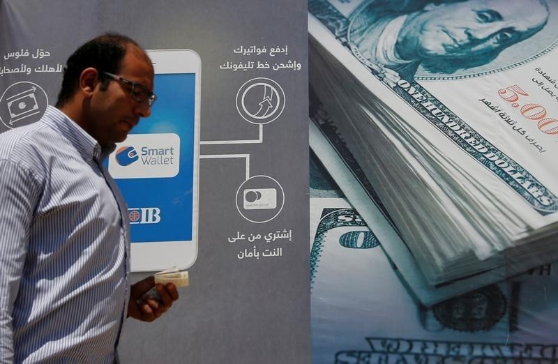 © Reuters. رئيس التجاري الدولي: جميع البنوك بوسعها تداول النقد الأجنبي بعد تحرير "تاريخي" لسعر الصرف