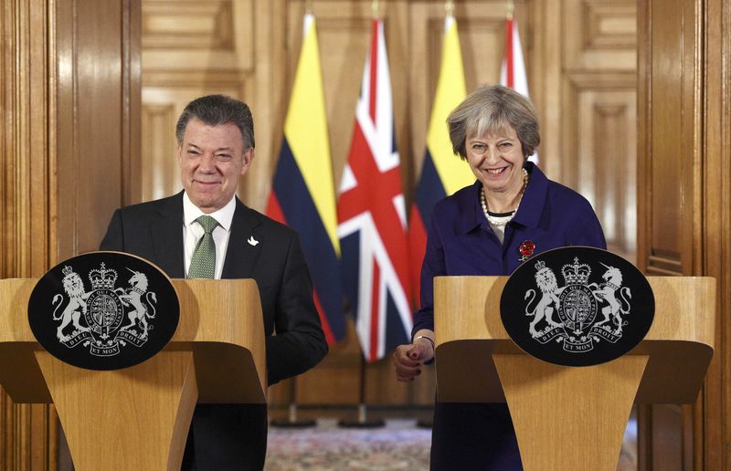 © Reuters. Colombia's President Juan Manuel Santos and Britain's Prime Minister Theresa May speak to journalists after their bilateral meeting at 10 Downing Street in London